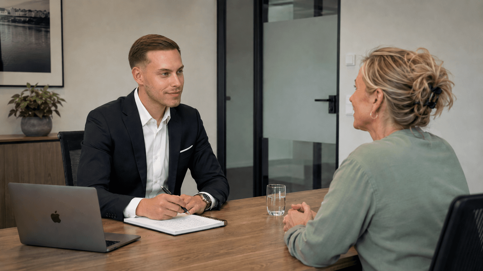 Lukas Fischer im Beratungs-Gespräch mit einer Klientin